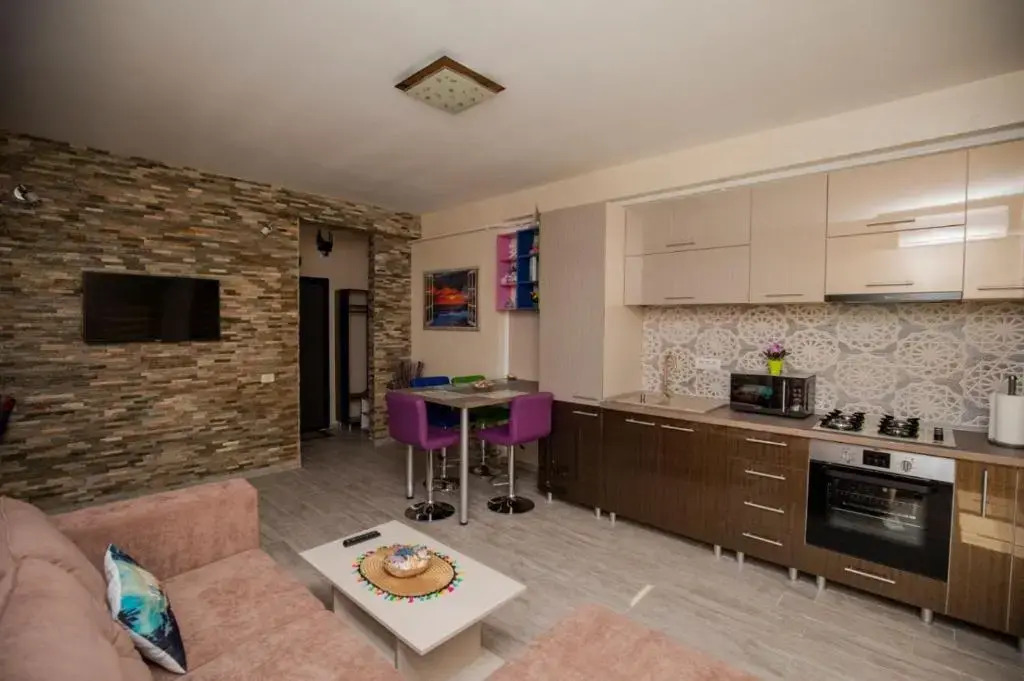Golden Apartment 2