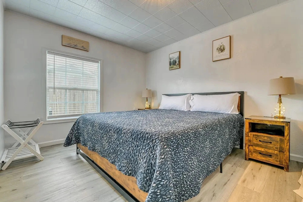 Near Ocean & Redwood National Park! Home w/ Yard