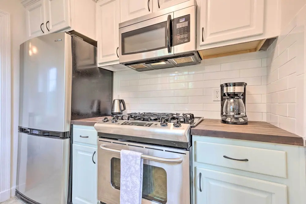 Cozy Mobile Condo w/ Community Outdoor Pool!