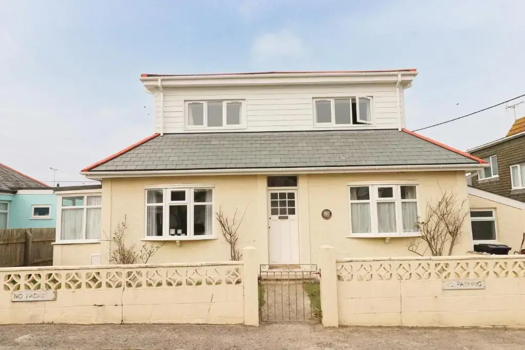 Spacious & modern beach house, 100m to beach