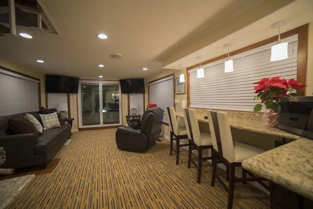 houseboat