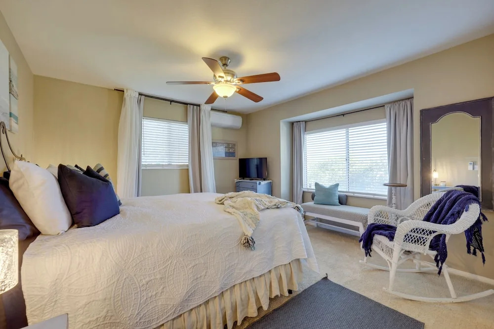 16 Mi to Beaches & Wineries! Chic Peaceful Retreat