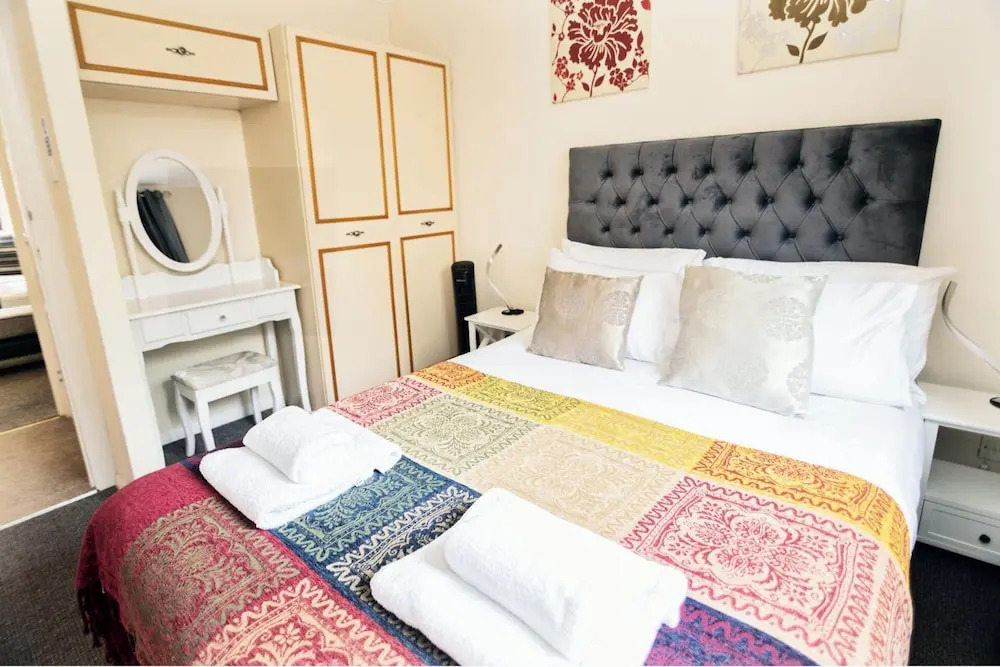 2 Bed Flat - Sleeps 4 - Parking - Wifi