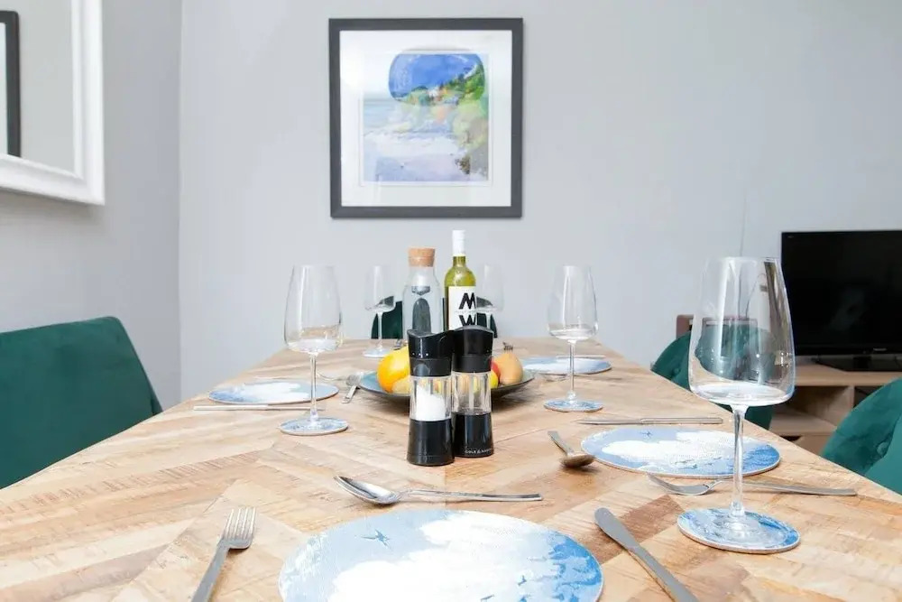 Stylish 2BR Flat for 5 in the Heart of Edinburgh