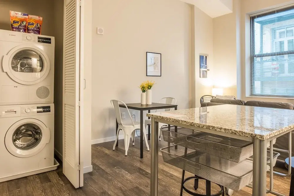 1 BR & 2 BR Apt in Central Business District by Frontdesk