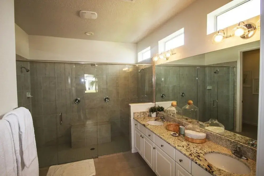 ACO PREMIUM – 6 bd with pool and Spa (1726)