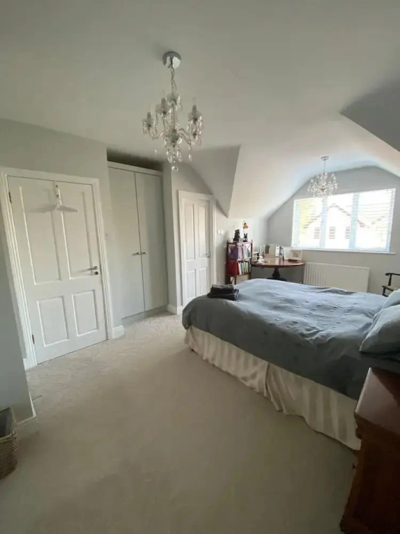 4 Bed House - Sleeps 8 - Pets - Parking - Wifi