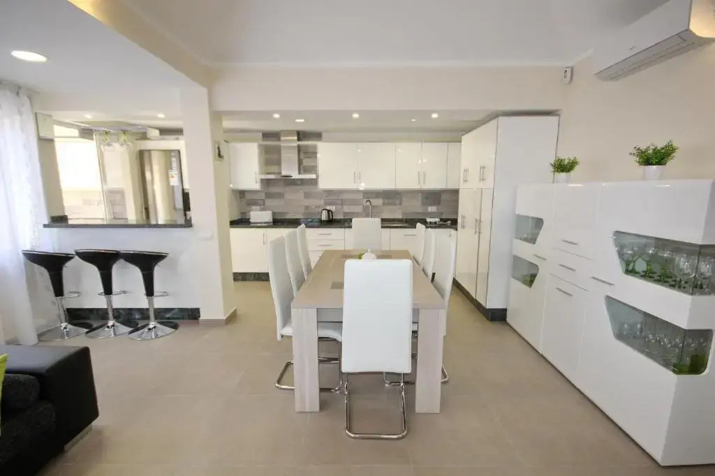 Amazing 5-bedroom villa in Costa Adeje