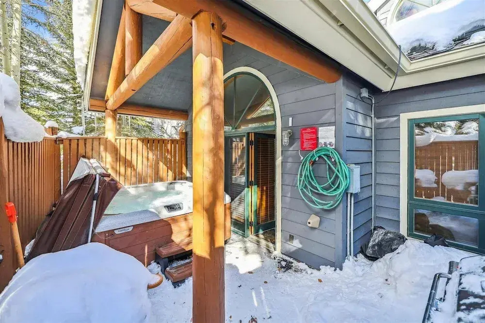 4 Bedroom Townhome Near Snowflake Lift - Walk to Slopes!