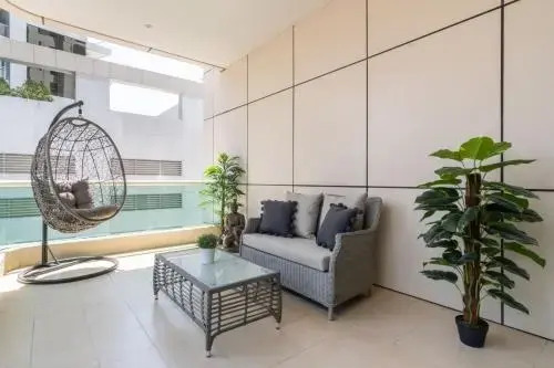 Luton Vacation Homes -Spacious Studio in Royal Oceanic, Dubai Marina
