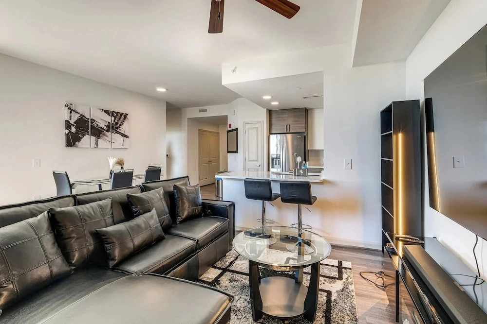 1 Mi to DCA Airport: Potomac Yard Apt w/ Pool