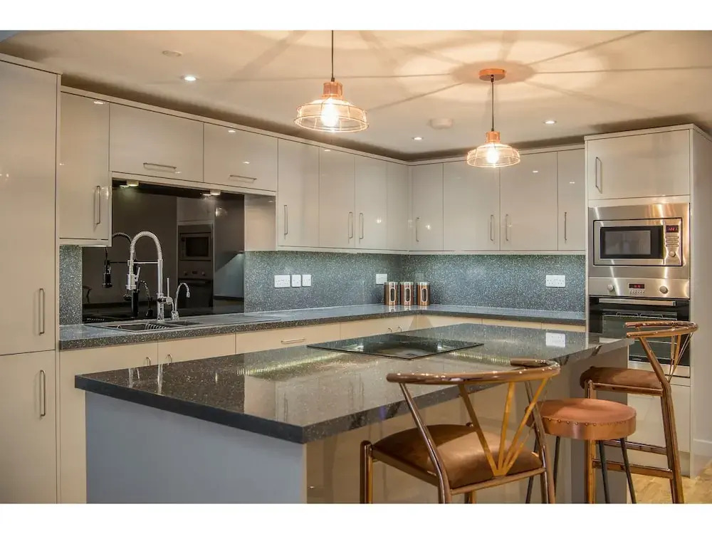 Modern, Stunning and Elegant 2 Bedroom Apt for 4