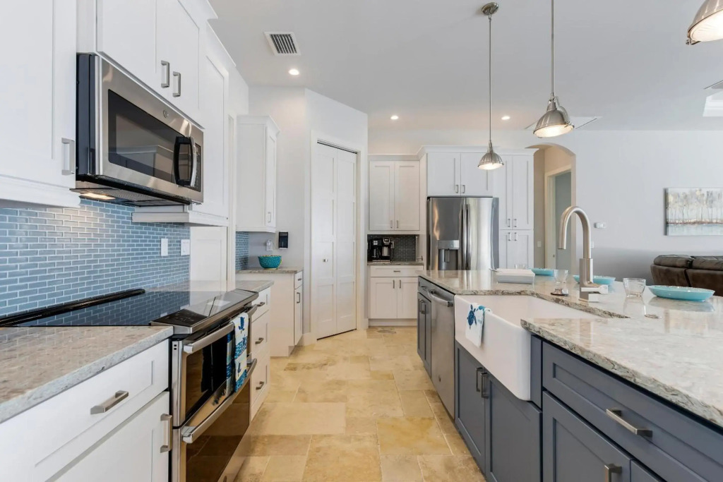 Custom Heated Pool, Kayaks, Bikes, & Spectacular Views - Villa Lakeside Oasis - Roelens Vacations
