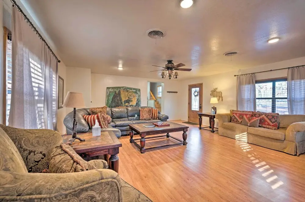 Cozy Broken Bow Cabin w/ Hot Tub - 1 Mi to Lake!