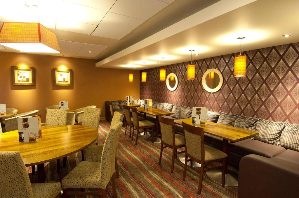 Premier Inn Heathrow Airport T2 & T3 (Bath Road)