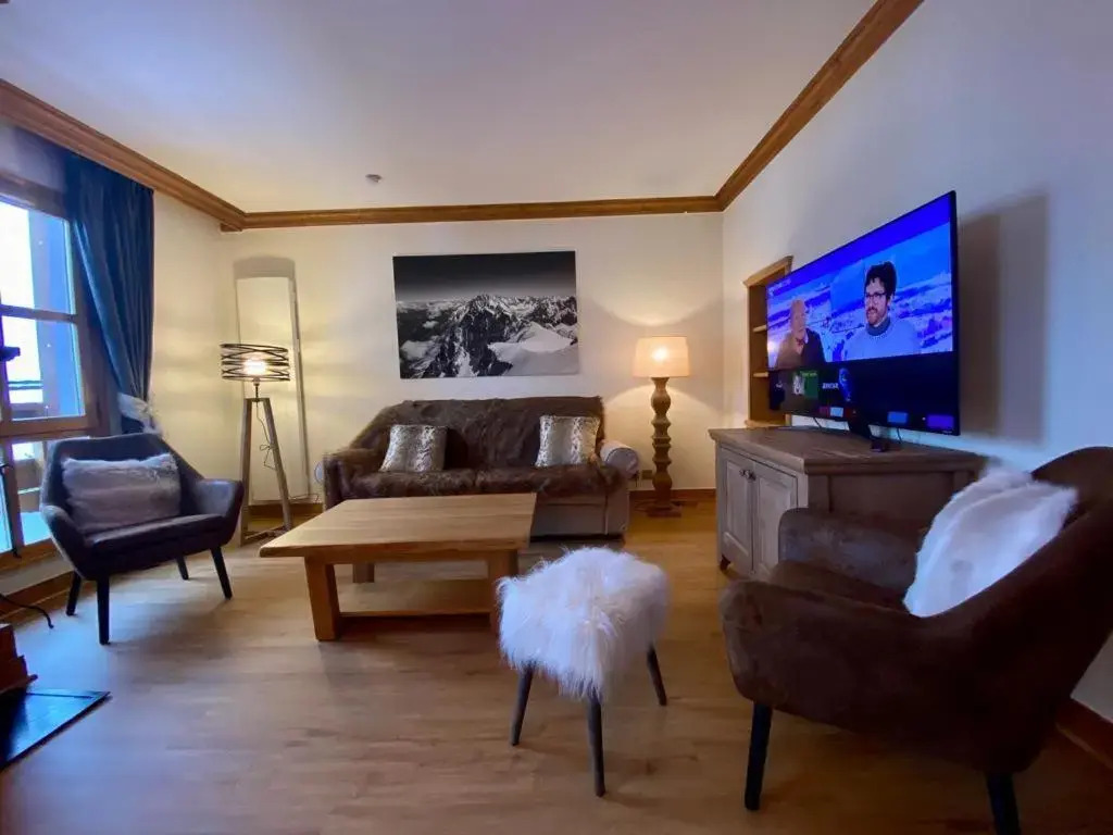 Stunning Mountain Views & Fireplace - 2 Bed, sleeps 8, Top Floor Duplex Apartment, Arc 1950