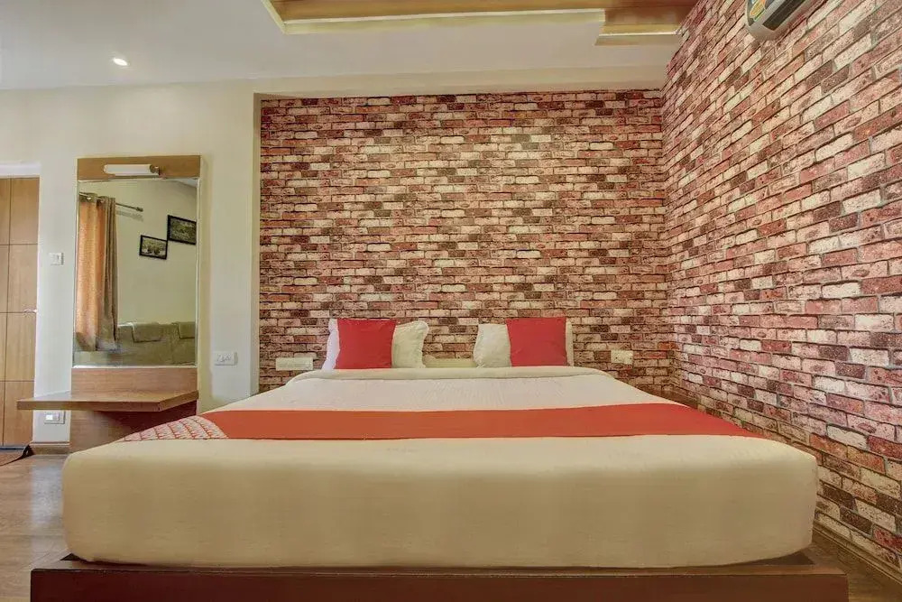 OYO 24825 Hotel Sholas Residency