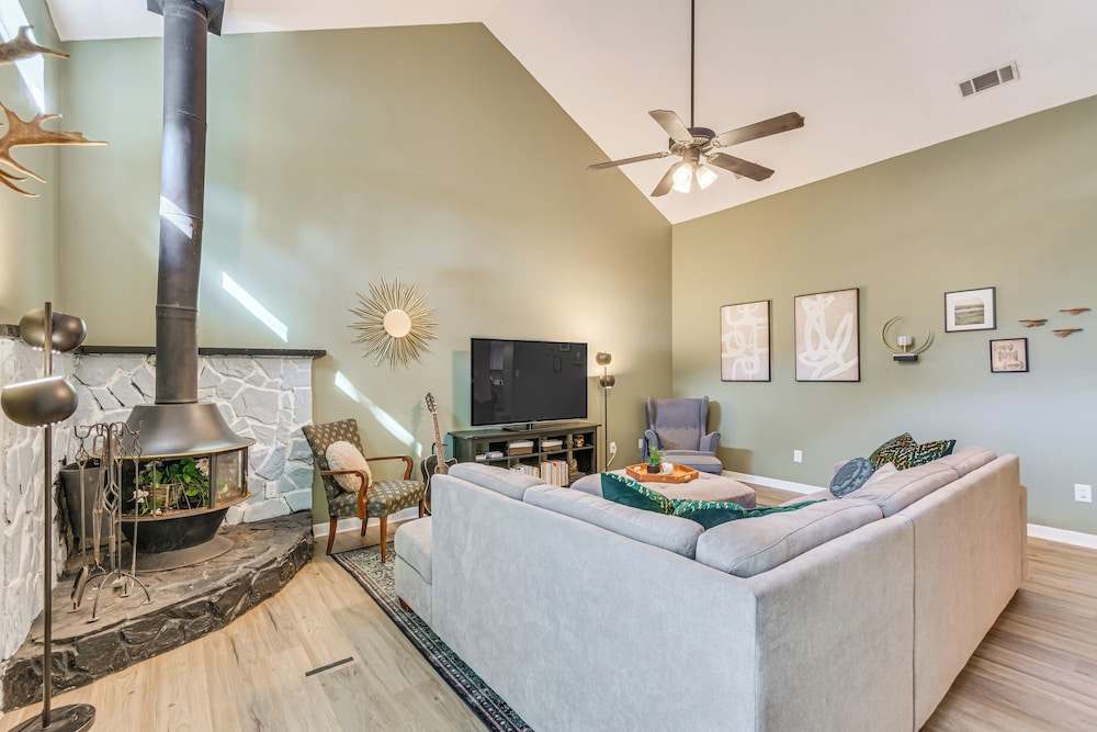 Cottage Vibes in Shalimar! Pet-friendly Townhome