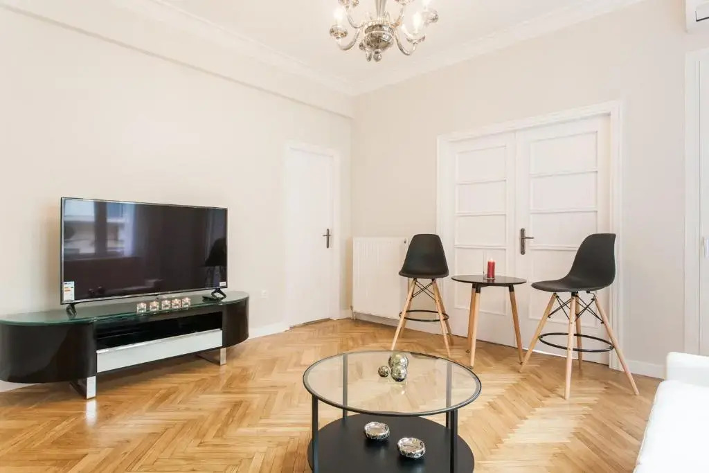 HIGHEND 2BDR Full APT/ IDEAL LOCATION (and Netflix)
