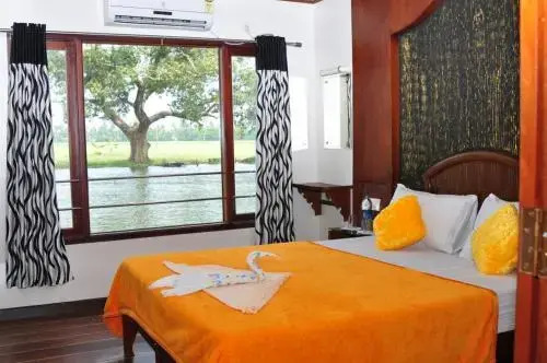 Green Heaven House Boat 1