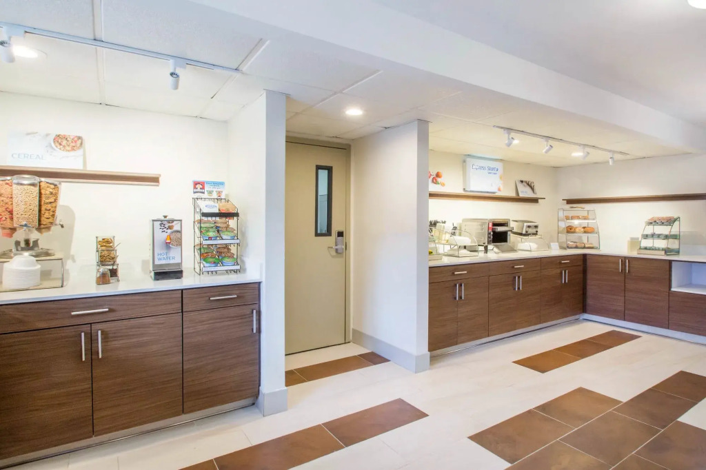 Holiday Inn Express & Suites - Albany Airport - Wolf Road by IHG