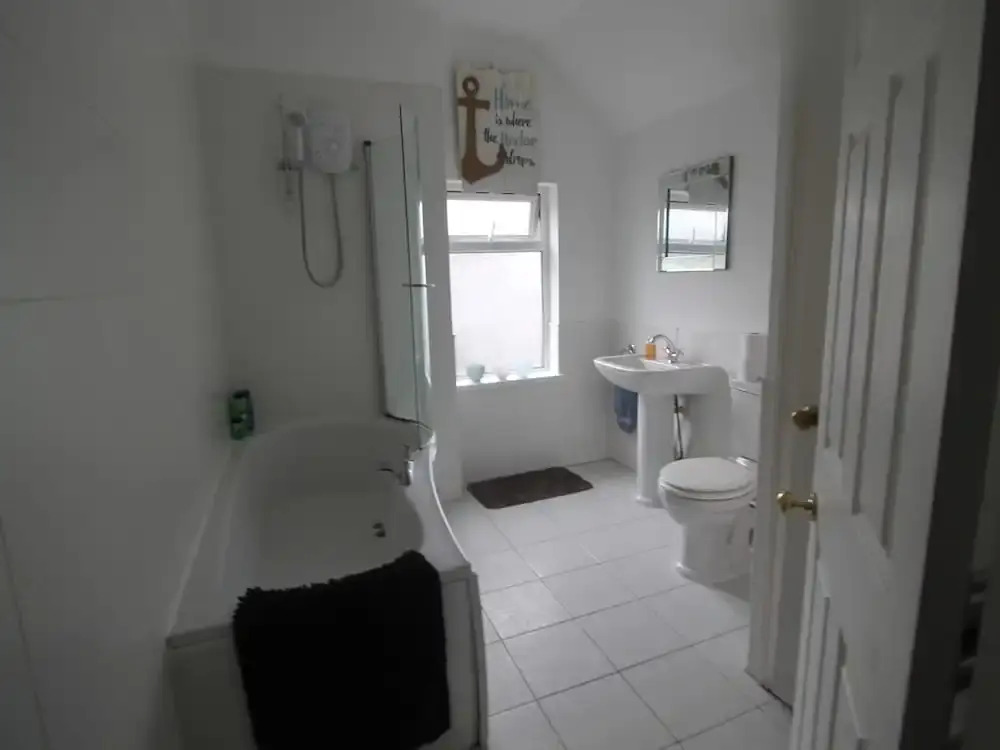 Gelynis 3 Bedroom House by Cardiff Holiday Homes