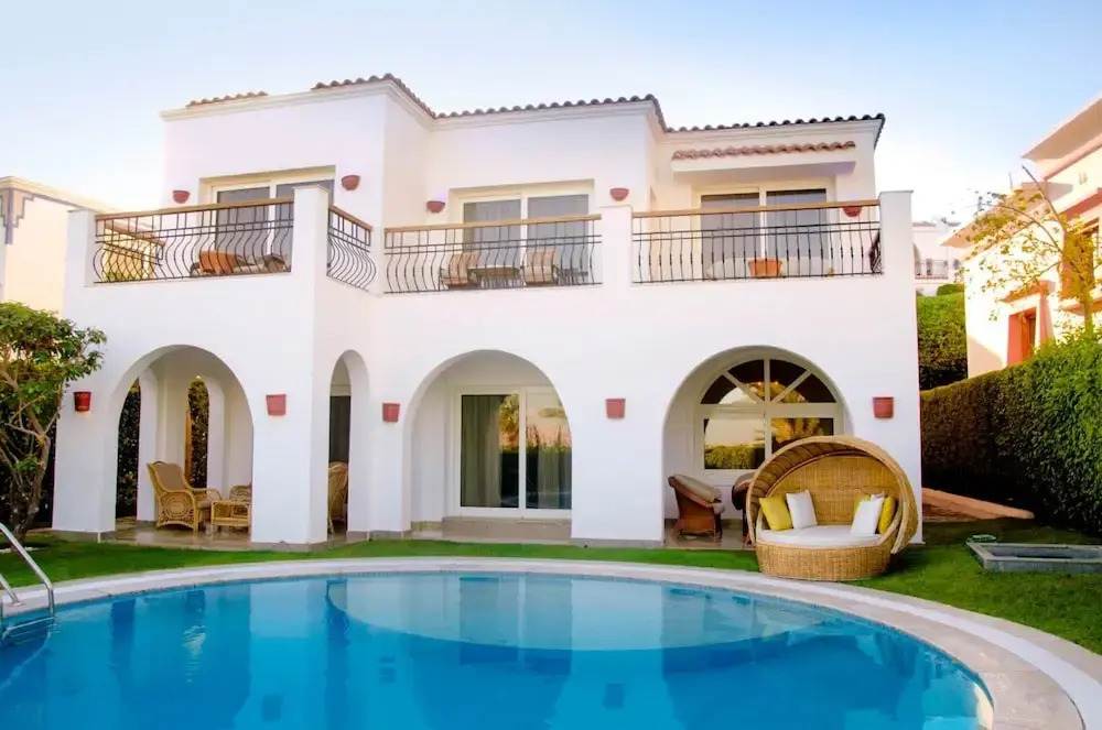 A Wonderful 3 Bedroom Villa Overlooking the sea Offering a 5 Experience
