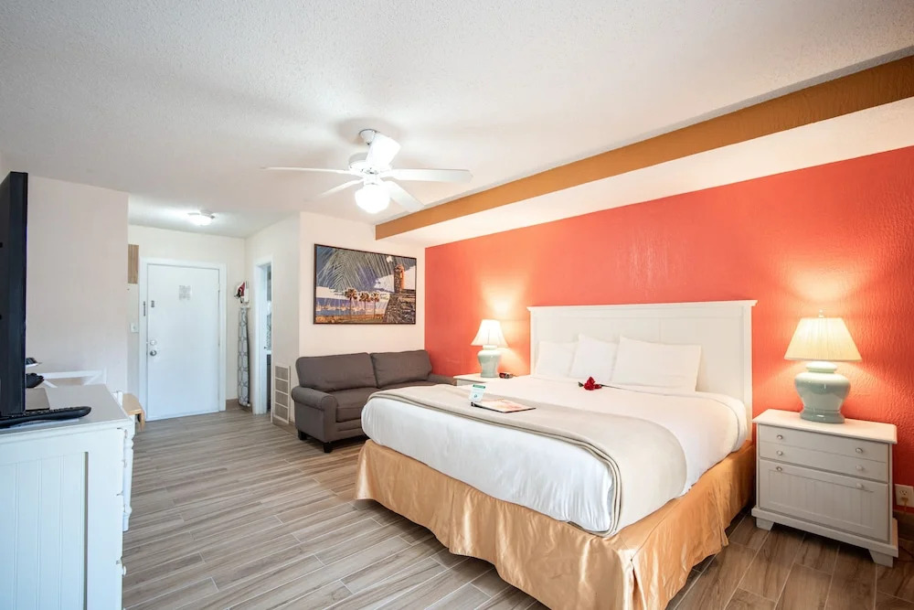 Island Sun Inn & Suites - Historic Venice & Beach Getaway