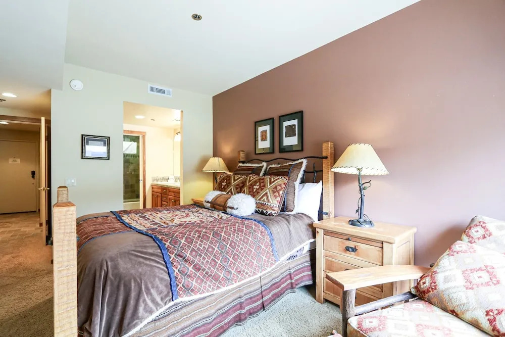 Silver Bear 22 Pet-Friendly, Cozy, Underground Parking, Walk to Canyon Lodge by RedAwning