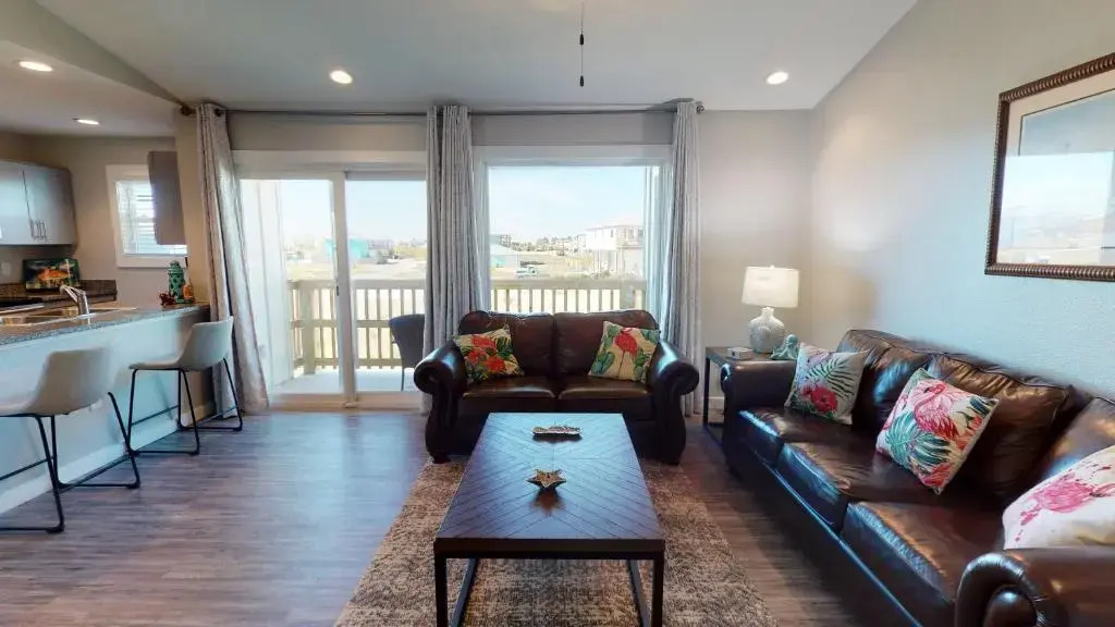 AH-D215 Newly Remodeled 2nd Floor Condo, Shared PoolHot Tub, Near Marina