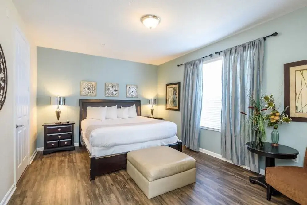 Next To Clubhouse With Lake View- Near Occ 4 Bedroom Condo