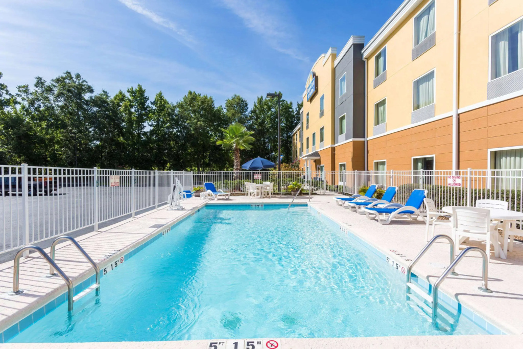 Days Inn & Suites by Wyndham Savannah North I-95