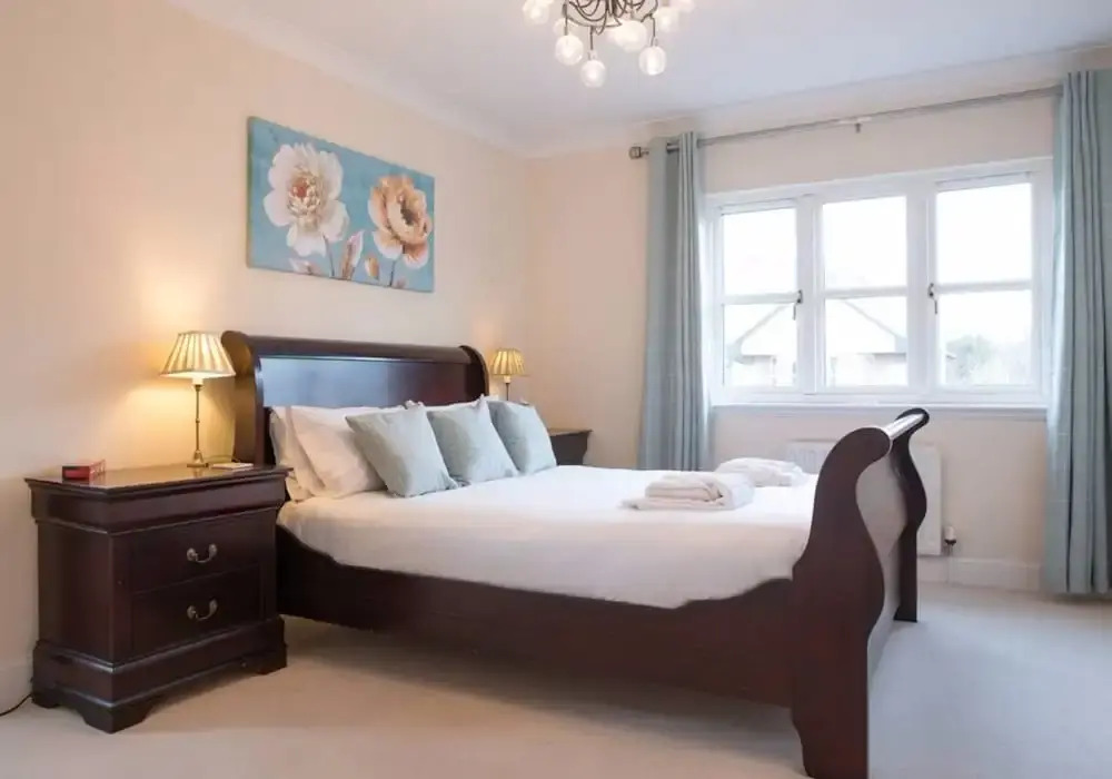 5 Bedroom House With Free Parking