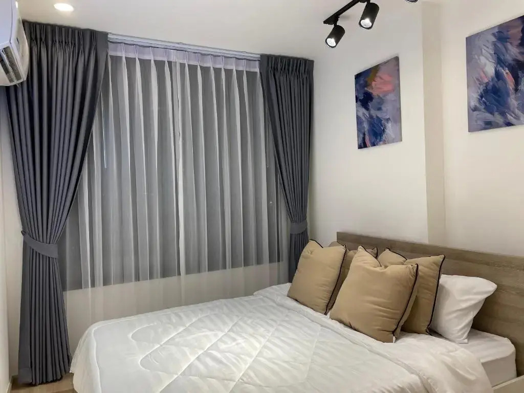 Breezy room with balcony view Sukhumvit77