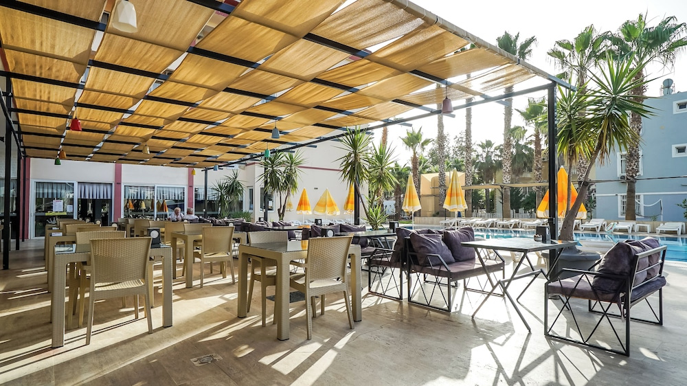 CASTLE PARK HOTEL