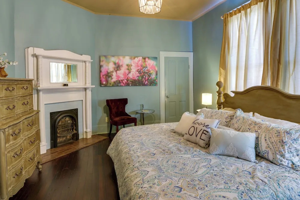 Charming Thomasville Getaway: Walk to Downtown!