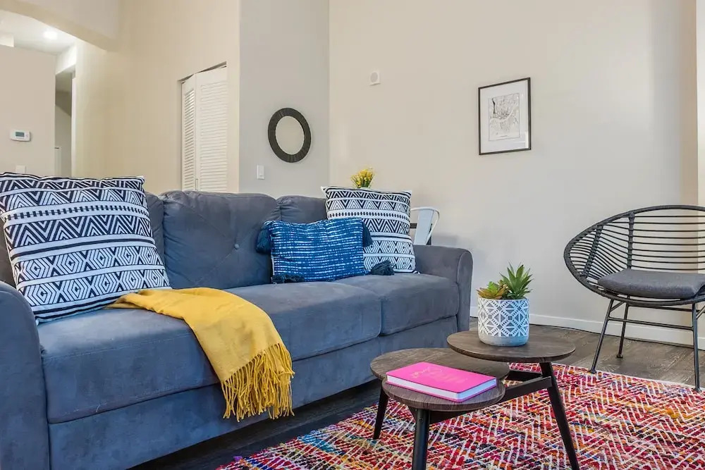 1 BR & 2 BR Apt in Central Business District by Frontdesk