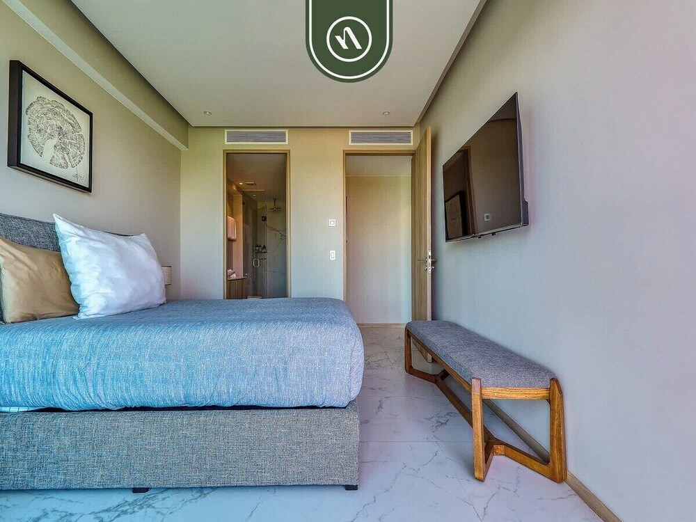 Luxury 3 BR Condo - Beach Access 1 Block Away