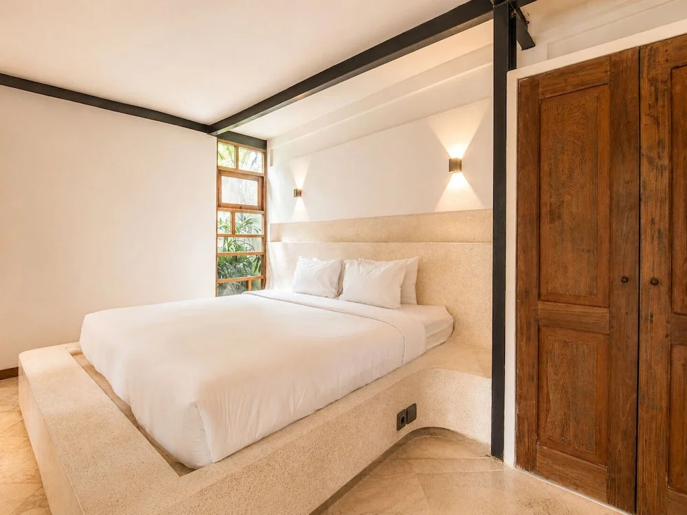Modern 2-BR Art Deco Villa, 800m from the Beach