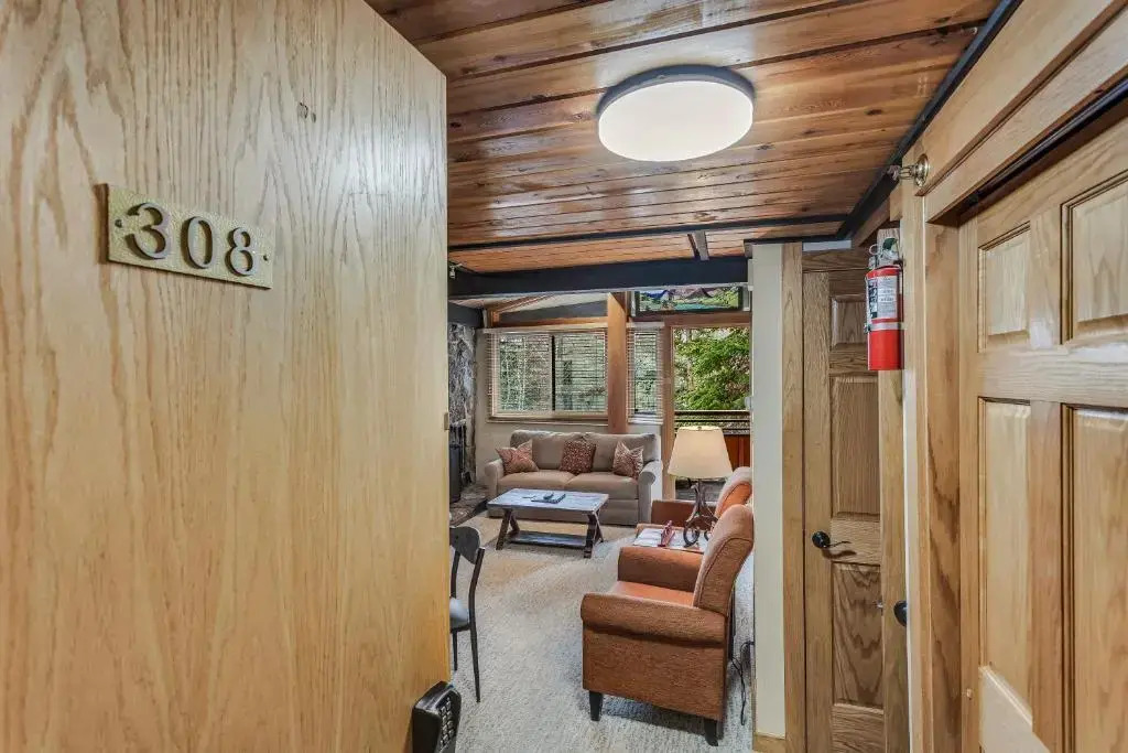 Laurelwood Condominiums Studio Premier Unit 308