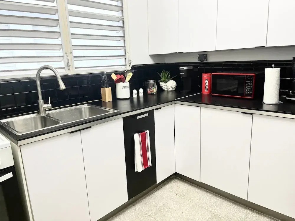 3BR 2BA Balconies Hip Lo za Beach Caf s