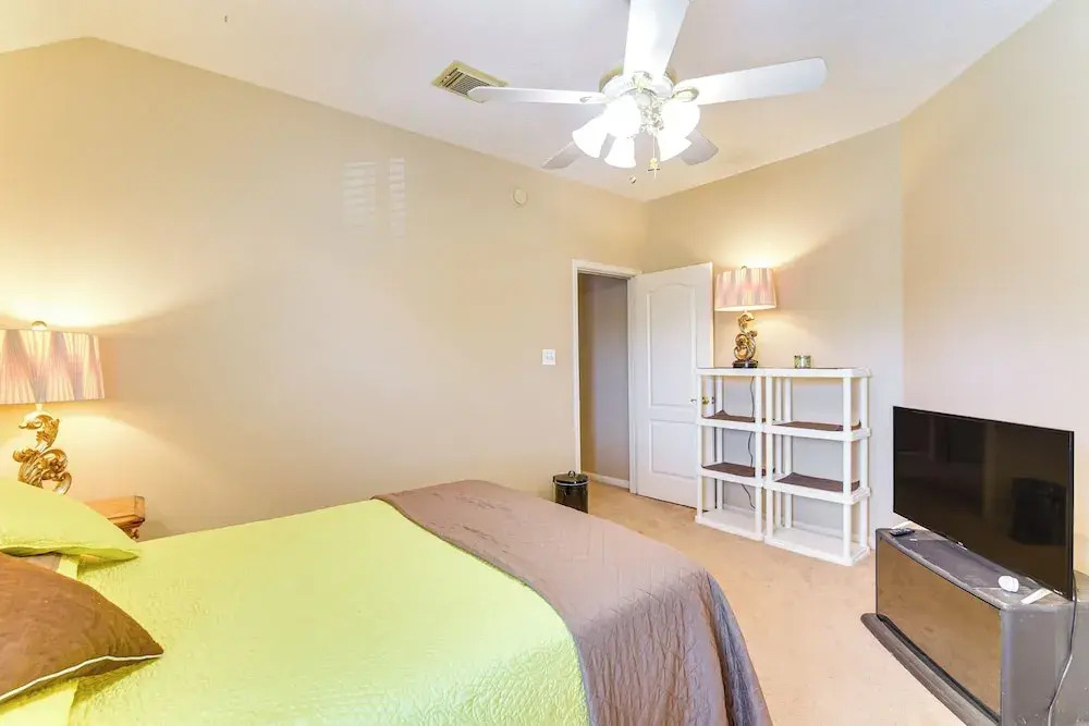 Patio, BBQ & Yard: Family Retreat in Pearland