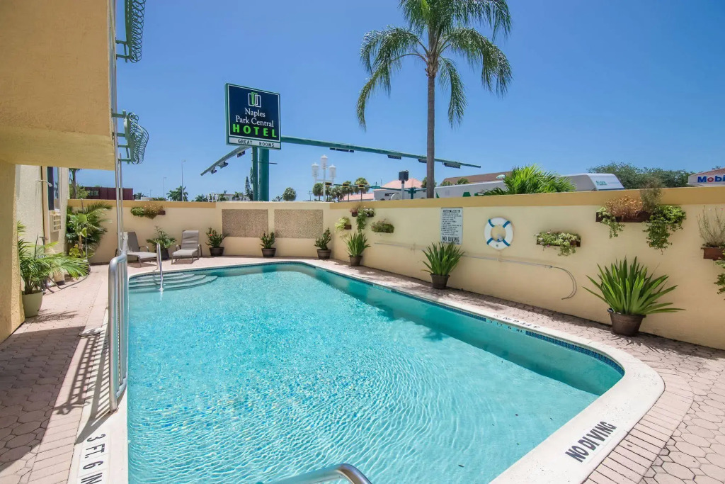 Naples Park Central Hotel