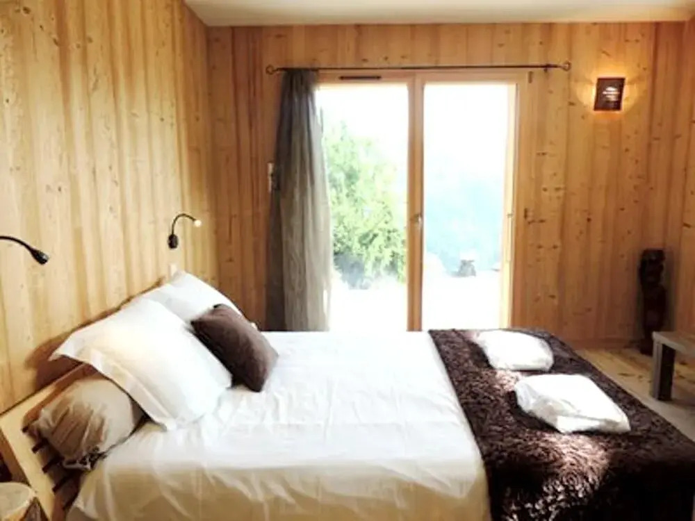 Chalet with 5 Bedrooms in Les Gets, with Wonderful Mountain View, Furnished Garden And Wifi
