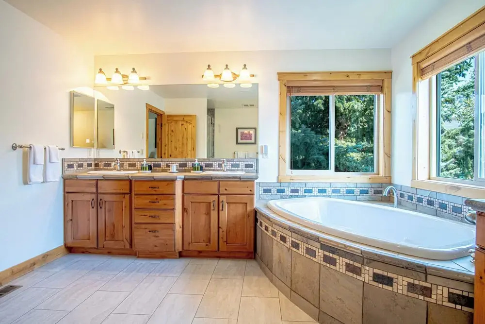 Cranbrook Cottage - Family Home + Hot Tub + Pool Table