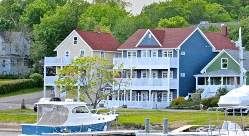 The Water's Edge Inn & Gallery