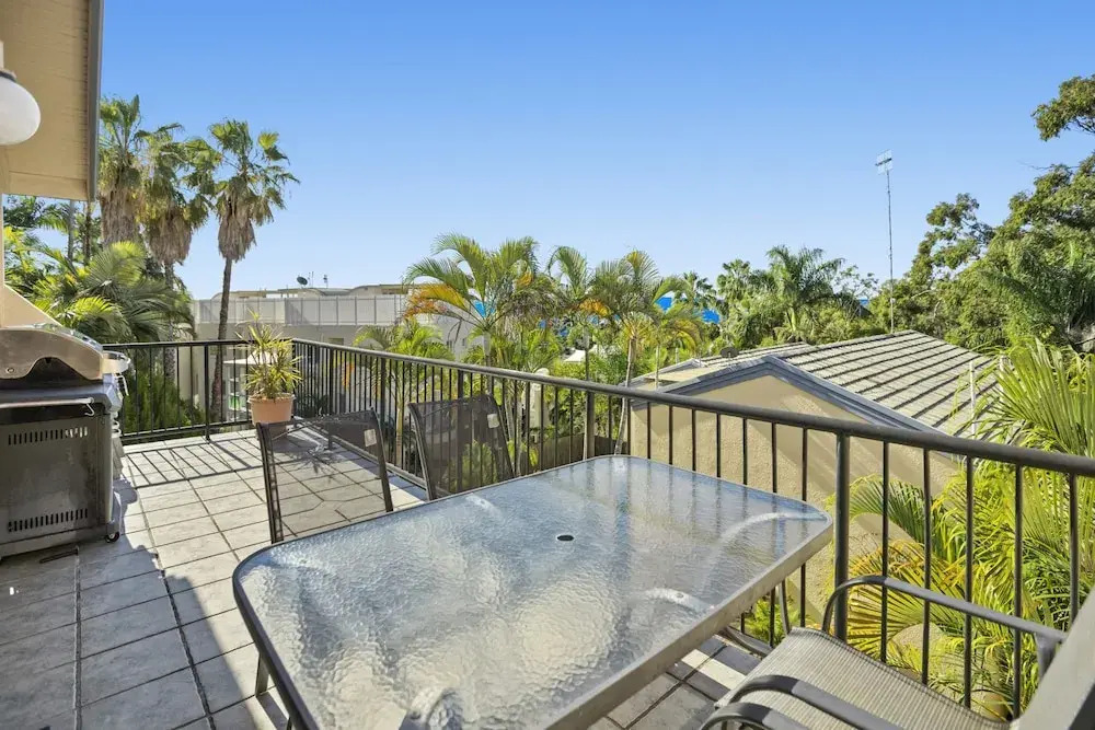 5 Minute Walk to Hastings Street - Unit 9 Descola 6 Noosa Drive