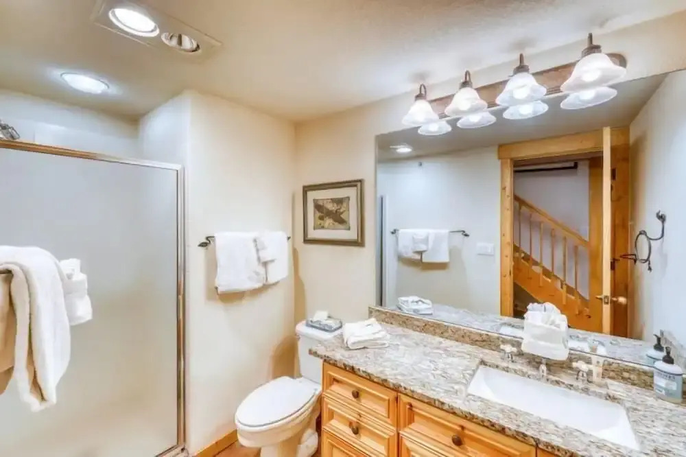Spacious 4 Bedroom Mountain Vacation Rental With Private Hot Tub and Free Shuttle to Slopes