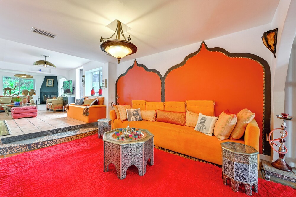 Gather & Unwind Outdoors, Stylish Vista Retreat!