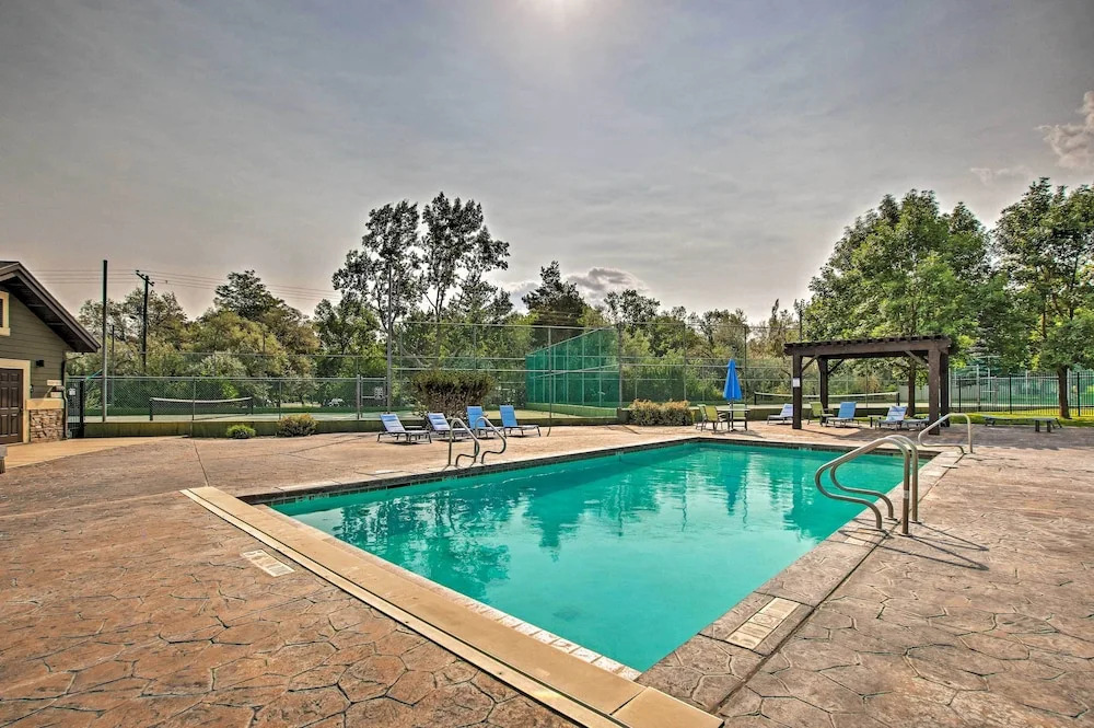 Contemporary Family Condo by Pineview Reservoir!